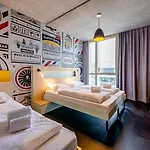Meininger Gare Saint-jean Hotel
