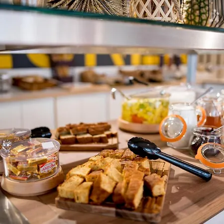 Meininger Gare Saint-jean Hotel 2*